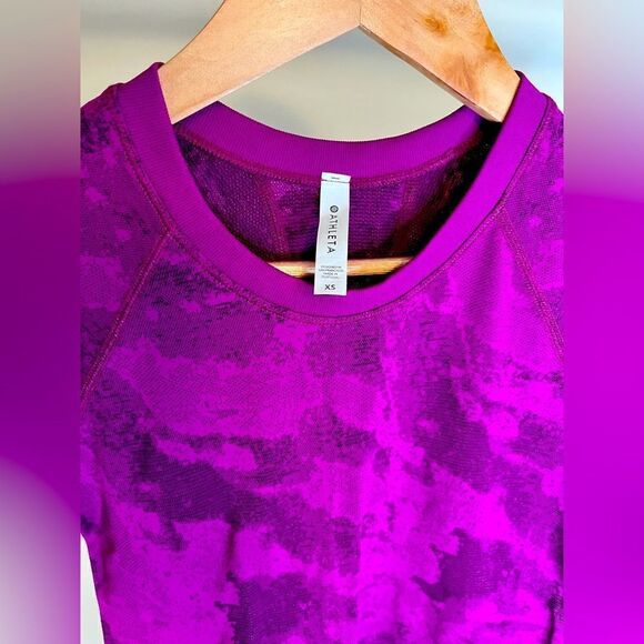 Excellent used like new- Athleta Tee - XS- will fit small - Picture 1 of 2
